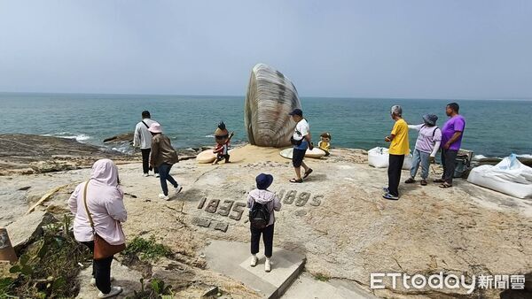 ▲金門花蛤造景，遊客搶拍。（圖／記者林名揚翻攝，下同）