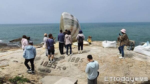 ▲金門花蛤造景，遊客搶拍。（圖／記者林名揚翻攝，下同）