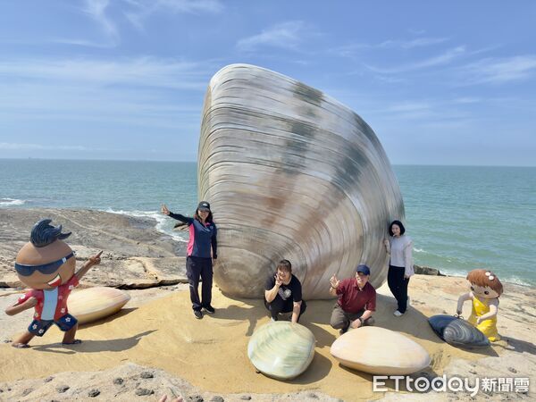 ▲金門花蛤造景，遊客搶拍。（圖／記者林名揚翻攝，下同）