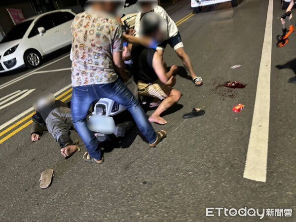 ▲郭姓毒品通緝犯（黑色背心）騎機車撞上闖紅燈街友，就醫時意外曝光通緝犯身份被查獲。（圖／記者楊永盛翻攝）