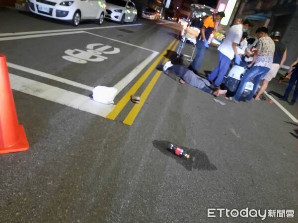 ▲郭姓毒品通緝犯（黑色背心）騎機車撞上闖紅燈街友，就醫時意外曝光通緝犯身份被查獲。（圖／記者楊永盛翻攝）