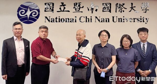 ▲陳依蓉之父陳信雄（左3）、胞姊陳慧蓉（右3）捐贈暨大資工系200萬獎學金。。（圖／國立暨南國際大學提供）