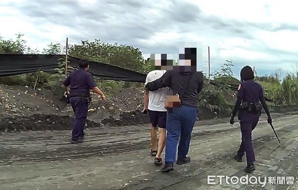 ▲里港警分局員警穿越草叢找人。（圖／記者陳崑福翻攝）