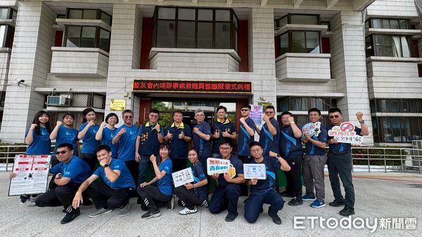 ▲屏東縣警察之友會內埔辦事處致贈客製化透氣運動團服給內埔警分局員警。（圖／記者陳崑福翻攝）