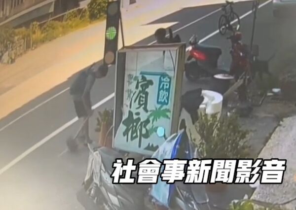 ▲台南市新營區中正路一處檳榔攤擅放水泥柱阻路，導致學生撞上倒地。（圖／翻攝自社會事新聞影音）
