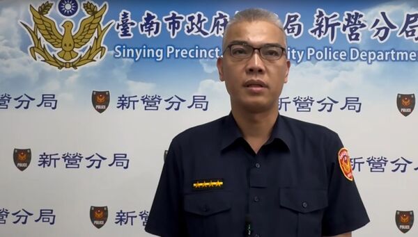 ▲台南市新營區中正路一處檳榔攤擅放水泥柱阻路，導致學生撞上倒地。（圖／翻攝自社會事新聞影音）