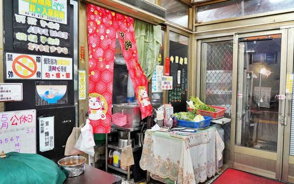 ▲▼南投水里在地人氣餐廳「正義小吃部」，平價大份，必點招牌什錦湯麵。（圖／部落客Mika提供）