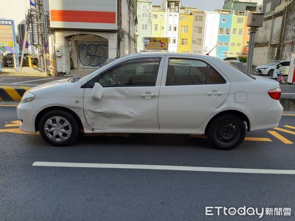 ▲台南西門路與中正路口清晨發生車禍，逆向車與機車對撞，雙雙送醫。（記者林東良翻攝，下同）