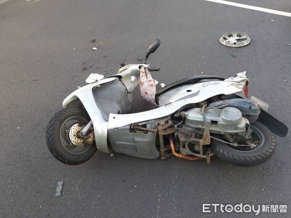 ▲台南西門路與中正路口清晨發生車禍，逆向車與機車對撞，雙雙送醫。（記者林東良翻攝，下同）