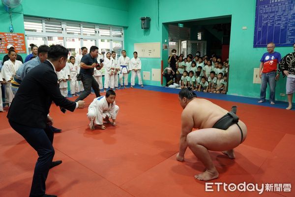 ▲日本力士赴武潭國小示範演出。（圖／屏東縣政府提供）