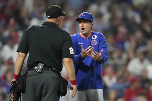 ▲小熊隊總教練康索爾（Craig Counsell）與主審爭論被趕出場。（圖／達志影像／美聯社）