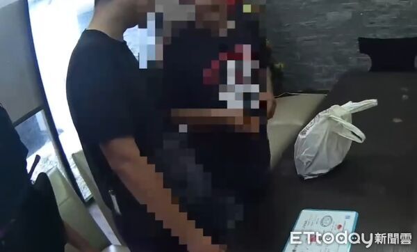 ▲台南警方破獲假投資詐騙案，查獲車手及起獲現金、識別證與手機等證物。（記者林東良翻攝，下同）