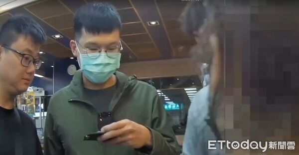 ▲台南警方破獲假投資詐騙案，查獲車手及起獲現金、識別證與手機等證物。（記者林東良翻攝，下同）