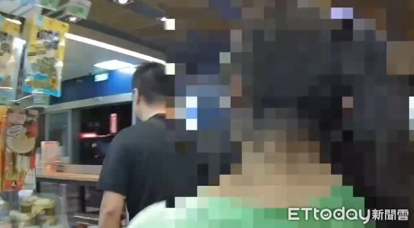 ▲台南警方破獲假投資詐騙案，查獲車手及起獲現金、識別證與手機等證物。（記者林東良翻攝，下同）