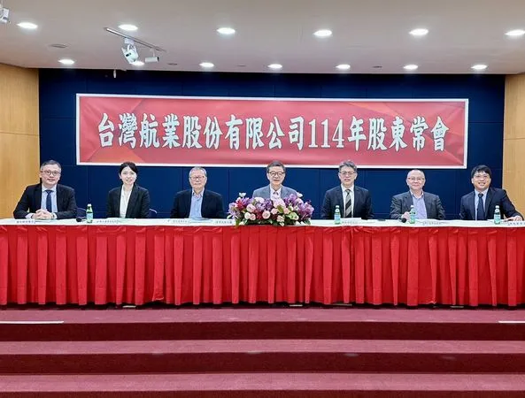 ▲台航股東會上左起會計師辛宥呈、獨董林虹妤、獨董王金山、董事長劉文慶、總經仇忠林林、獨董呂世通、律師郭厚志。（圖／台航提供）