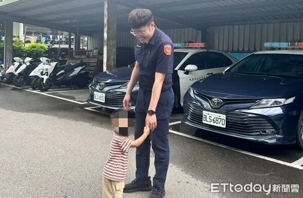 ▲2歲男童跟著警車回到出派所，看到許多警車眼睛都亮了起來。（圖／大園警分局提供、下同）