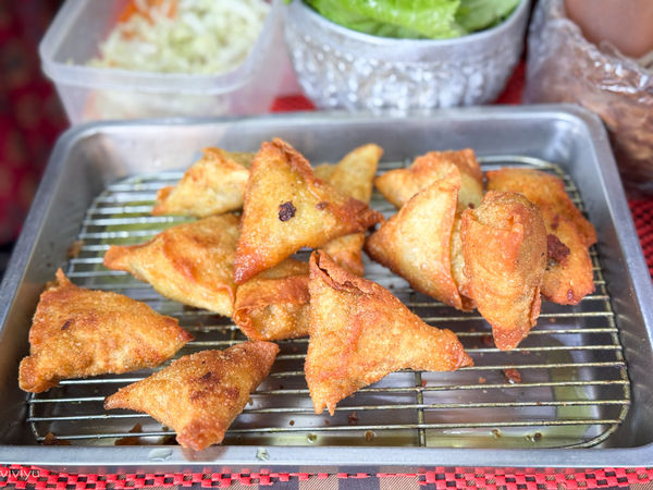 ▲▼龍岡忠貞市場美食，緬甸華僑家鄉味與清真香料料理，超特別簸箕飯必點。（圖／部落客VIVIYU提供）