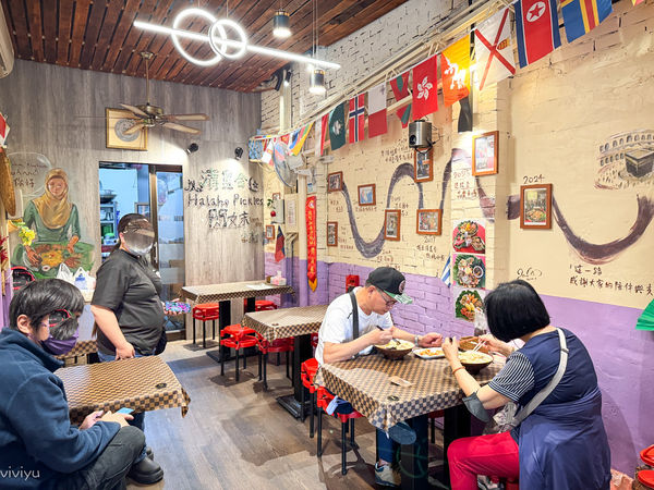▲▼龍岡忠貞市場美食，緬甸華僑家鄉味與清真香料料理，超特別簸箕飯必點。（圖／部落客VIVIYU提供）