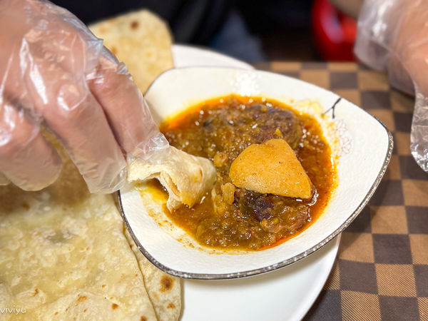 ▲▼龍岡忠貞市場美食，緬甸華僑家鄉味與清真香料料理，超特別簸箕飯必點。（圖／部落客VIVIYU提供）