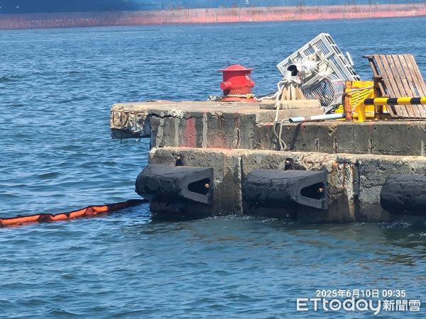 ▲▼89號碼頭監視器塔架斷損。（圖／記者賴文萱翻攝）