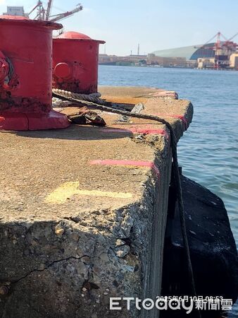 ▲▼89號碼頭岸壁水泥局部受損。（圖／記者賴文萱翻攝）