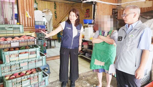 ▲針對網友在通訊軟體Thread指控，市府農業局昨天會同區公所與復興區農會向拉拉山商圈業者進行品質輔導宣導。（圖／市府農業局提供）