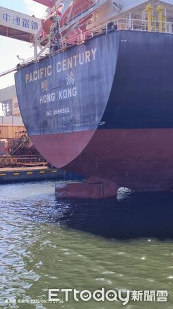 ▲▼回靠98號碼頭明鴻輪船艉局部特寫。（圖／記者賴文萱翻攝）