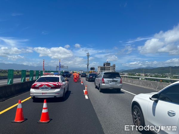 ▲▼國1小貨車撞工程車             。（圖／記者游芳男翻攝）