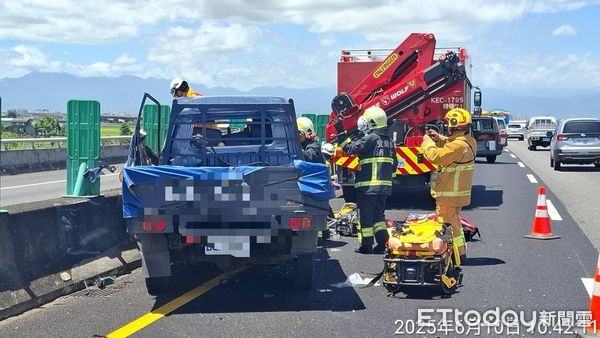 ▲▼國1小貨車撞工程車             。（圖／記者游芳男翻攝）