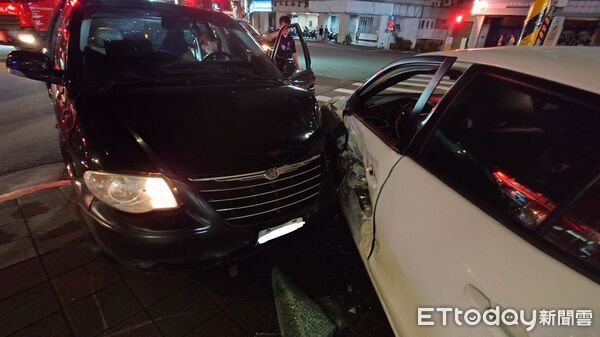 ▲▼             北市31歲男子駕車闖紅燈撞上右轉車，車內搜出毒品。（圖／記者張君豪翻攝，下同）