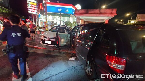 ▲▼             北市31歲男子駕車闖紅燈撞上右轉車，車內搜出毒品。（圖／記者張君豪翻攝，下同）