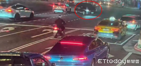 ▲▼             北市31歲男子駕車闖紅燈撞上右轉車，車內搜出毒品。（圖／記者張君豪翻攝，下同）