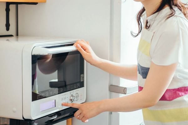 專家提醒用微波爐加熱剩菜時，應徹底攪拌，避免食物加熱不均勻，容易滋生細菌。（示意圖，photoAC）