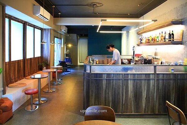 ▲▼白天是咖啡廳，夜晚小酌餐酒館，捷運大橋頭站深夜咖啡廳「Le Qun Cafebar樂裙」。（圖／部落客萍子提供）