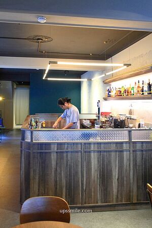 ▲▼白天是咖啡廳，夜晚小酌餐酒館，捷運大橋頭站深夜咖啡廳「Le Qun Cafebar樂裙」。（圖／部落客萍子提供）