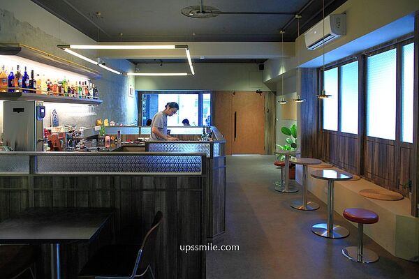 ▲▼白天是咖啡廳，夜晚小酌餐酒館，捷運大橋頭站深夜咖啡廳「Le Qun Cafebar樂裙」。（圖／部落客萍子提供）