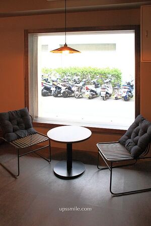 ▲▼白天是咖啡廳，夜晚小酌餐酒館，捷運大橋頭站深夜咖啡廳「Le Qun Cafebar樂裙」。（圖／部落客萍子提供）