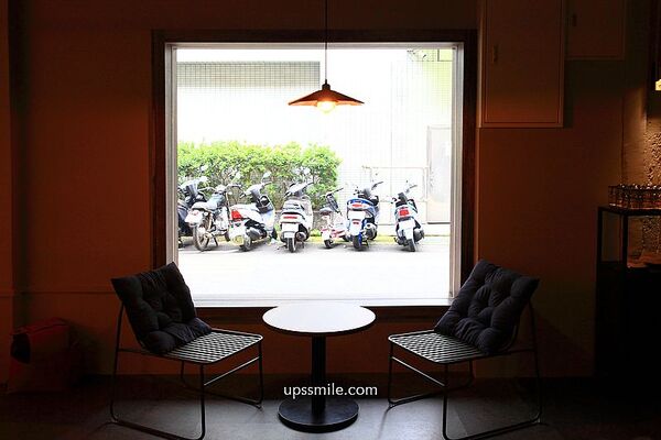 ▲▼白天是咖啡廳，夜晚小酌餐酒館，捷運大橋頭站深夜咖啡廳「Le Qun Cafebar樂裙」。（圖／部落客萍子提供）