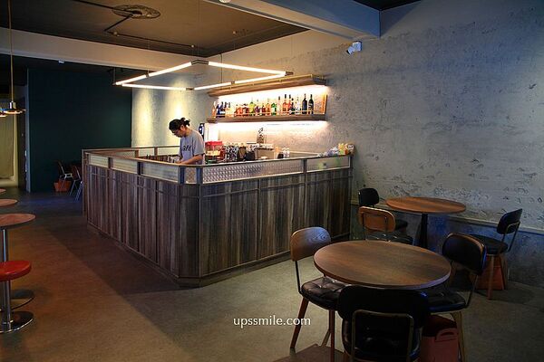 ▲▼白天是咖啡廳，夜晚小酌餐酒館，捷運大橋頭站深夜咖啡廳「Le Qun Cafebar樂裙」。（圖／部落客萍子提供）