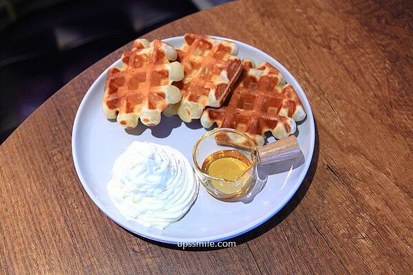 ▲▼白天是咖啡廳，夜晚小酌餐酒館，捷運大橋頭站深夜咖啡廳「Le Qun Cafebar樂裙」。（圖／部落客萍子提供）