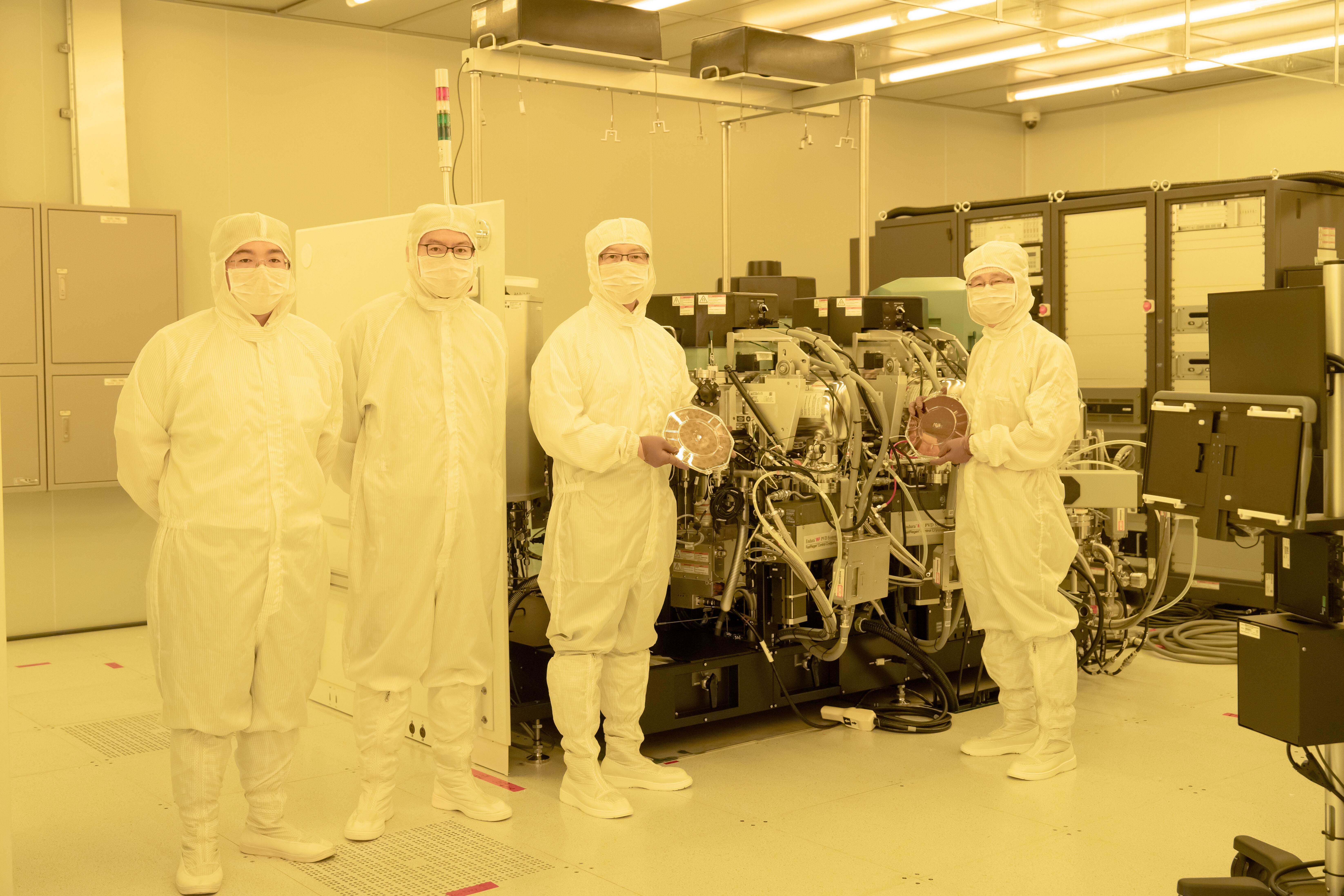 ▲▼中研究發表量子電腦晶片製程科學研發成果，不僅成功以8吋晶圓機台製作高品質超導量子位元，也揭牌國內首座量子晶片製程研發平台與量子計算測試平台。（圖／中研院提供）