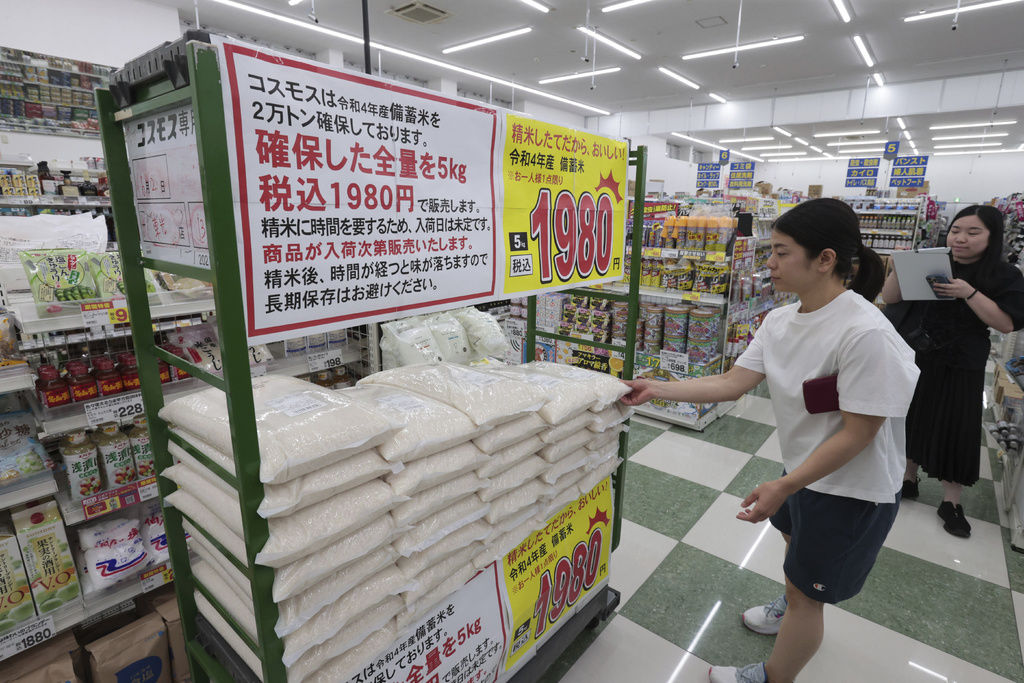 ▲▼日本福岡某超市，陳列政府釋出的儲備米。（圖／達志影像／美聯社）