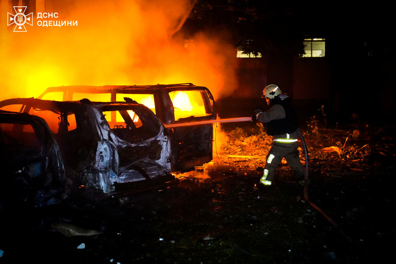 ▲▼  俄羅斯無人機空襲，敖德薩車輛起火。（圖／路透）