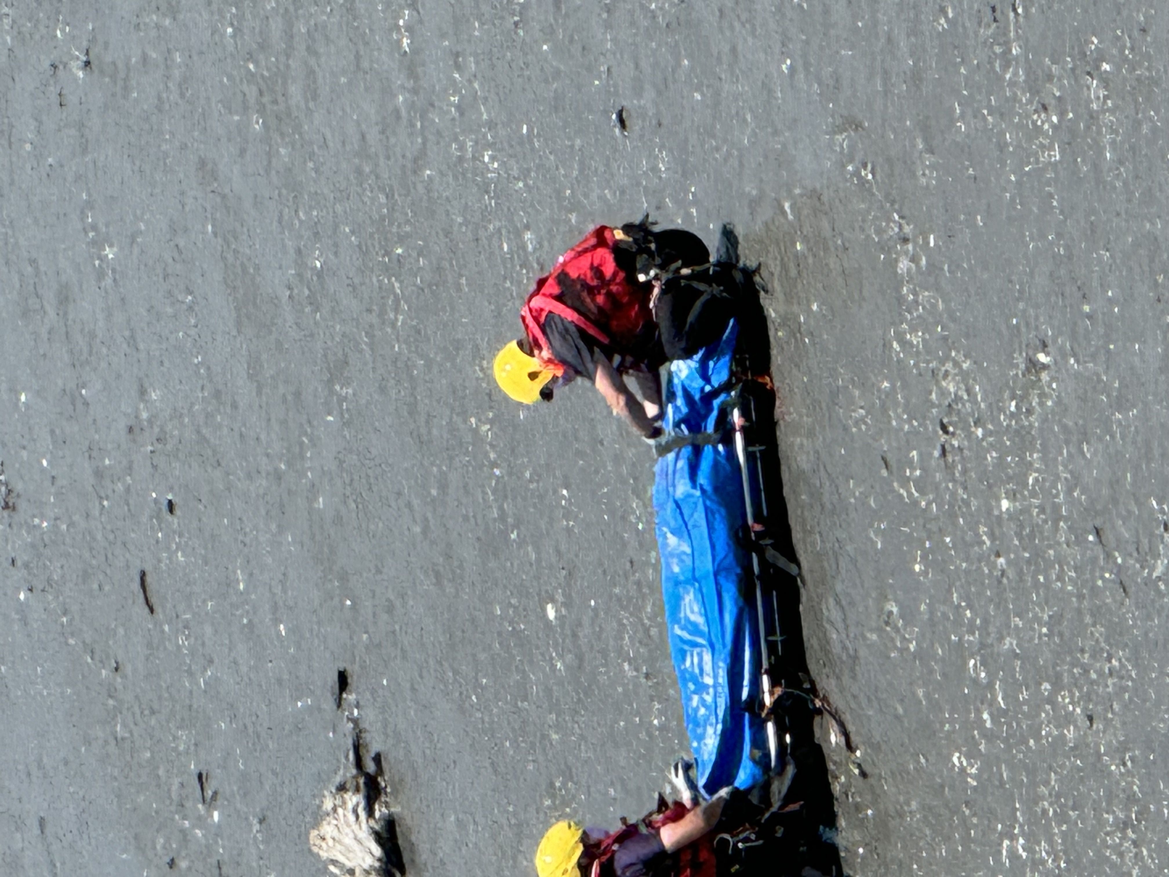 ▲集集鎮集鹿大橋鹿谷端橋下出現浮屍，消防隊出動打撈上岸。（圖／記者高堂堯翻攝）