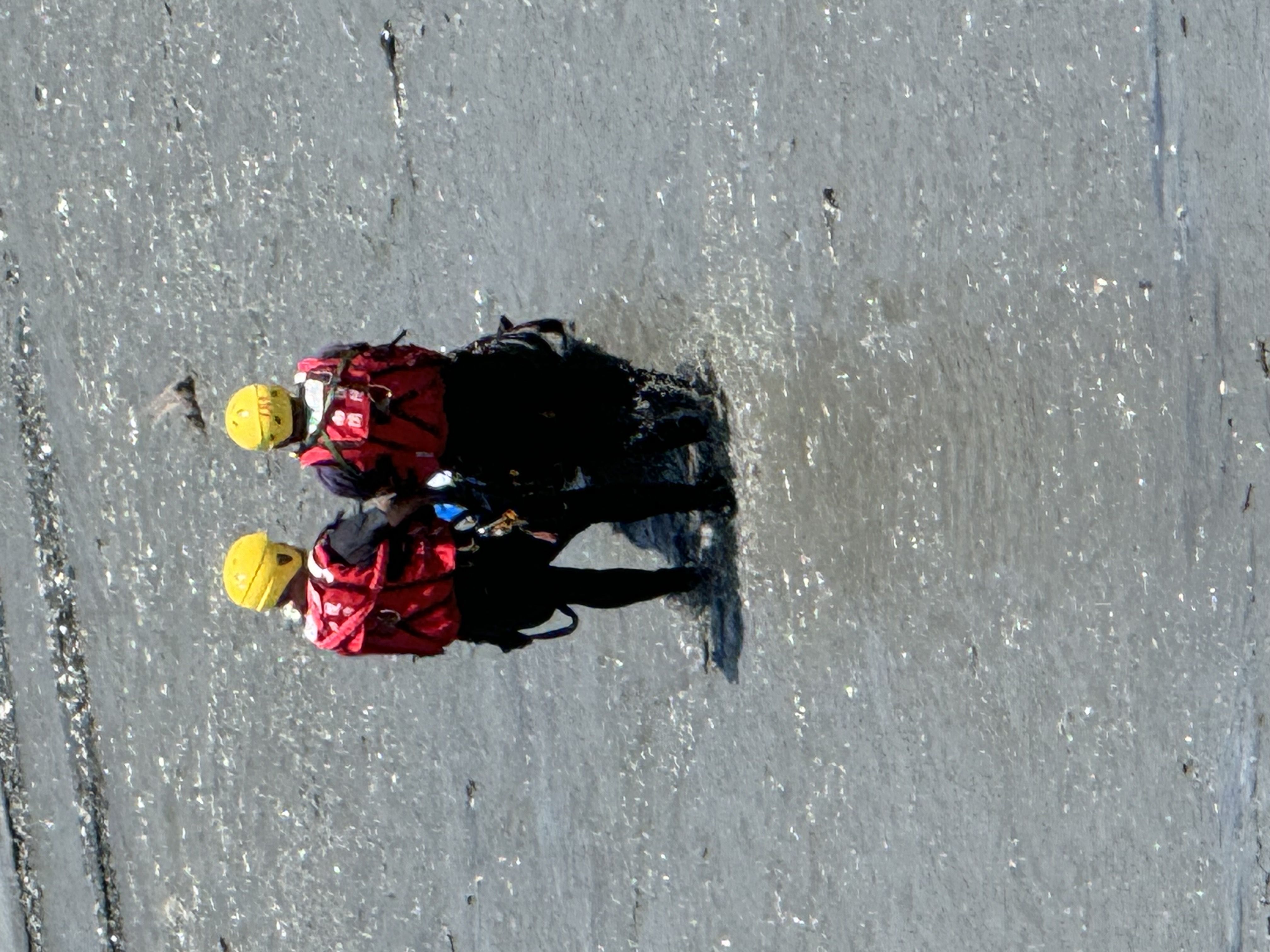 ▲集集鎮集鹿大橋鹿谷端橋下出現浮屍，消防隊出動打撈上岸。（圖／記者高堂堯翻攝）