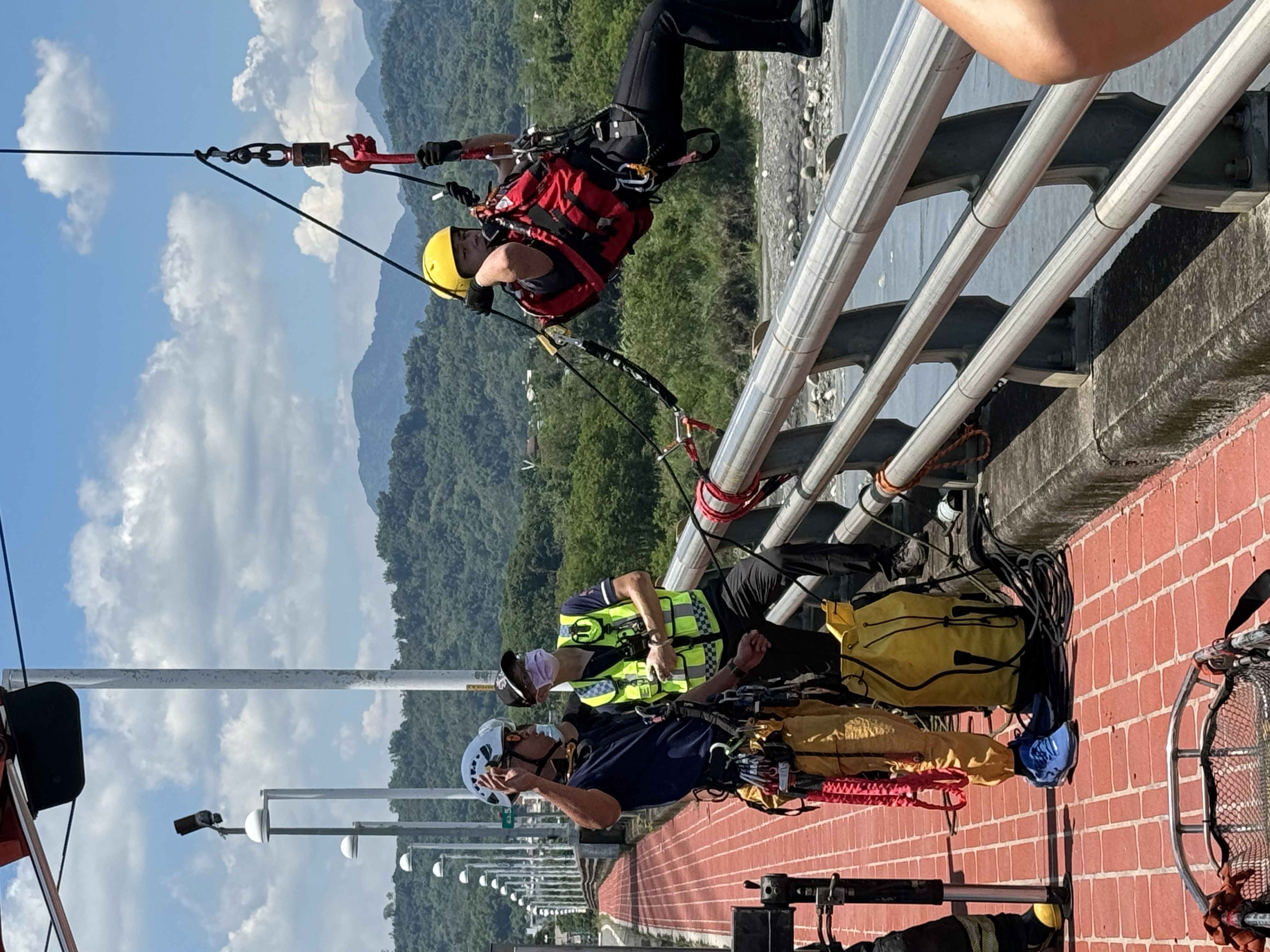 ▲集集鎮集鹿大橋鹿谷端橋下出現浮屍，消防隊出動打撈上岸。（圖／記者高堂堯翻攝）