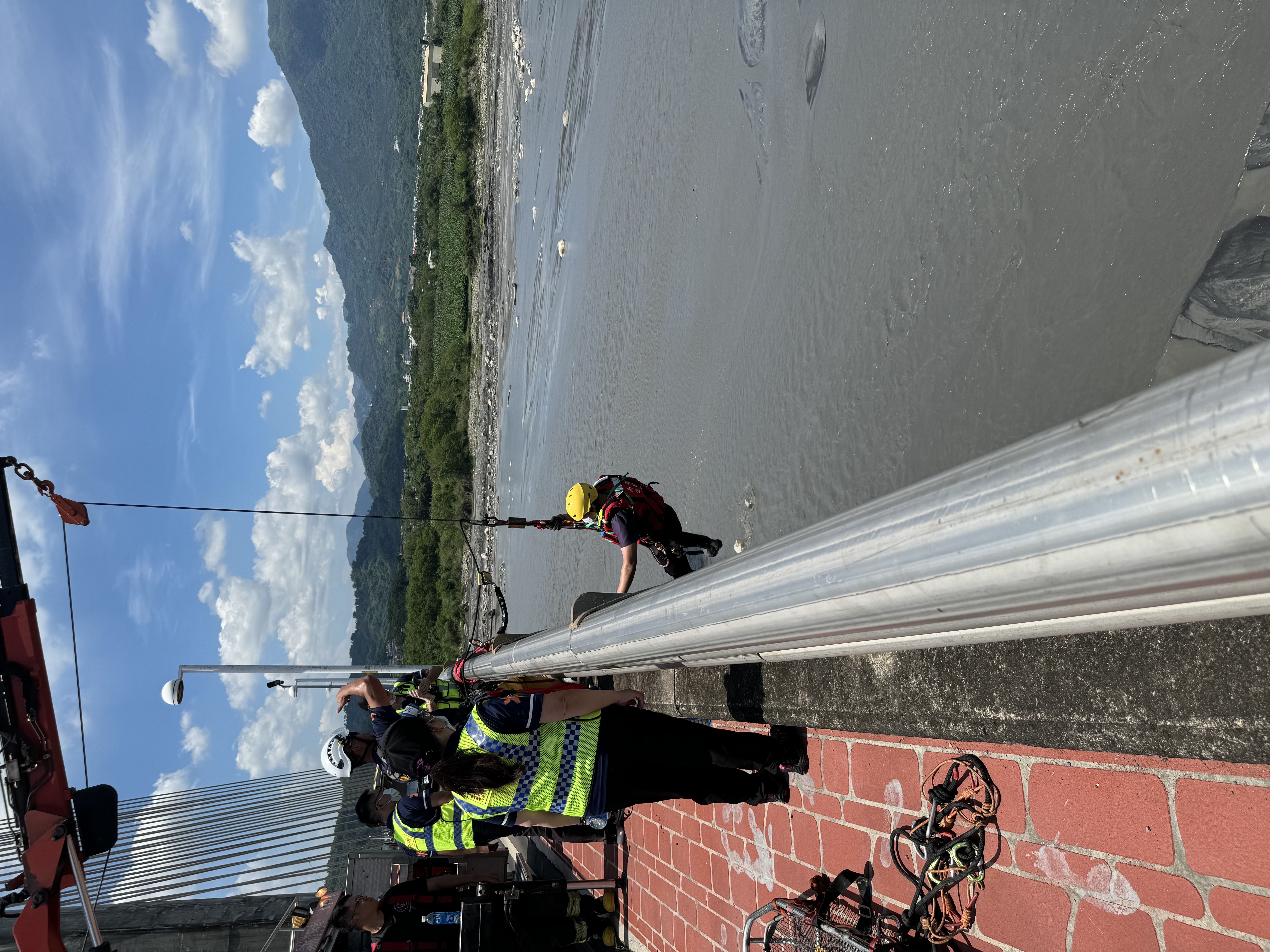 ▲集集鎮集鹿大橋鹿谷端橋下出現浮屍，消防隊出動打撈上岸。（圖／記者高堂堯翻攝）