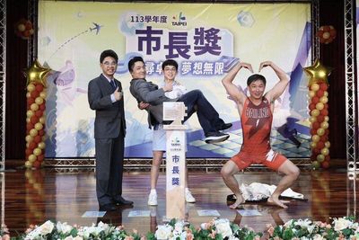 頒獎被公主抱讚學生力氣大 蔣萬安語塞:一年比一年越激烈...