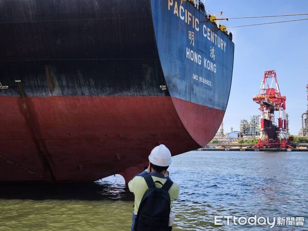 ▲▼新加坡商船旗下散裝貨輪「明鴻號」，9日晚間撞上高雄港小塢口二碼頭轉角處。（圖／航港局提供）