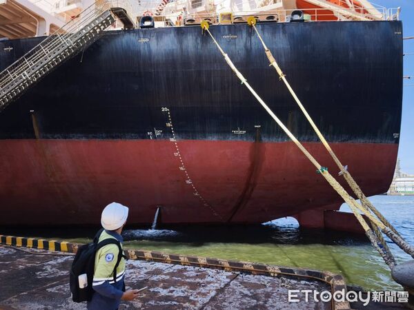 ▲▼新加坡商船旗下散裝貨輪「明鴻號」，9日晚間撞上高雄港小塢口二碼頭轉角處。（圖／航港局提供）